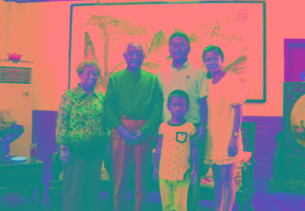 與原南京軍區(qū)政委方祖岐上將夫婦合影留念。